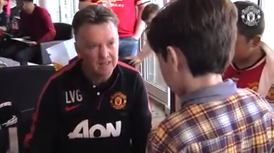 Här snackar han med Uniteds mindre fans. 